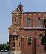 Façade sud de l'église du Sacré-Cœur du Sart.