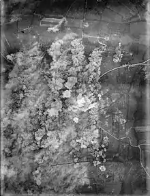 Photo aérienne montrant l'explosion de bombes sur Villers-Bocage lors du raid de la RAF