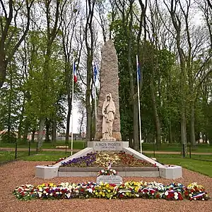 Le monument aux morts dans le parc Vendeville.