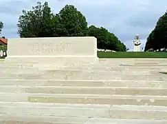 Les visiteurs du mémorial national australien de Villers-Bretonneux sont d'abord accueillis par la pierre du Souvenir du cimetière militaire.
