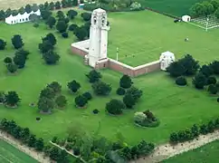 L'édifice vu d'avion (de trois-quarts arrière, depuis le nord-est).