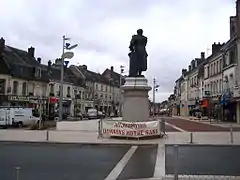 La place du Dr. Jean-Mouflier et la statue d'Alexandre Dumas.