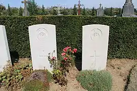 Tombes de deux soldats britanniques du Hertfordshire Regiment.