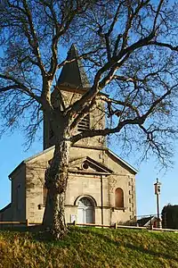 Église et oratoire dans l'enclos.