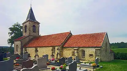 L'église dans son enclos paroissial.