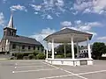 L'église Saint-Martin et le kiosque à musique