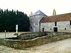 La ferme Darras: abreuvoir avec pompe et ancien colombier.