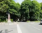 La place du Mont Tilleul, avec le monument aux morts