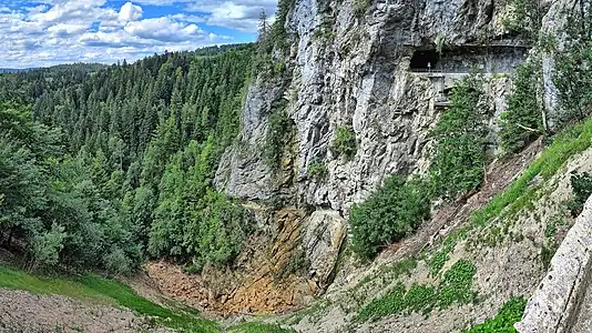 La résurgence de la Rançonnière et le tunnel des Brenets.