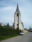 La flèche du clocher s'impose.