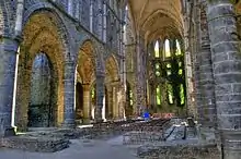 L'abbatial de Villers-la-Ville, précoce (XIIIe siècle), présente déjà beaucoup de caractéristiques du gothique mosan.