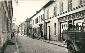 La rue principale de Villetaneuse dans les années 1950-1960, aujourd'hui rue Roger-Salengro.