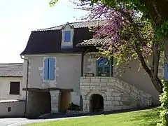 La façade nord de la mairie (ancien presbytère).