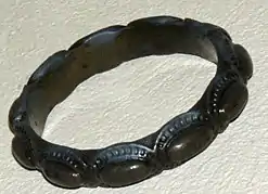 Bracelet d'oves perlés actuellement au musée Saint-Remi.