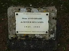 Arbre mémorial, plaque.