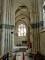 Arcade surhaussée du collatéral sud du chœur ; vue depuis le croisillon sud vers le chevet.