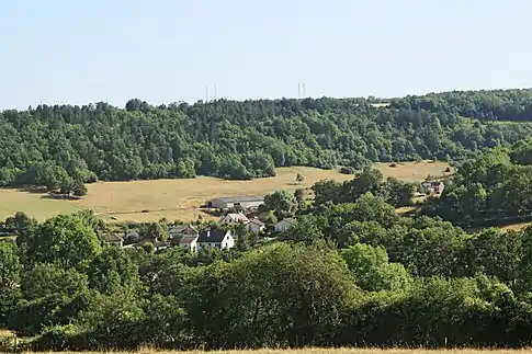 Hameau de Villiers vu depuis la colline de Montfort.