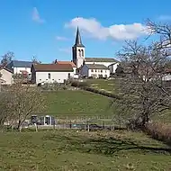 Le bourg et son église.