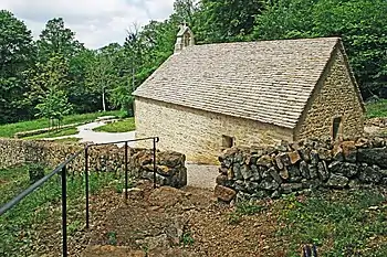 Vue de la chapelle depuis le sentier du bois.