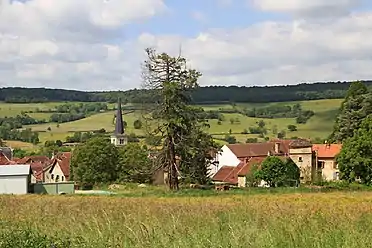 Villy-en-Auxois vu de la montée vers la montagne de Donmartin.