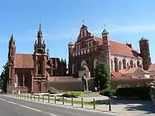 L'église Sainte-Anne vue de côté avec l'église des Bernardins