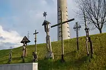 Mémorial situé à côté de la tour pour commémorer les victimes de l'assaut en janvier 1991.