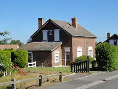 Des habitations groupées par deux.