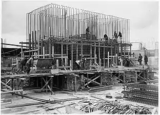  Ouvriers sur l'armature d'acier des pylônes de béton centraux du monument.