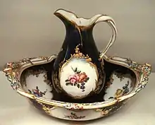 Broc et bassine en porcelaine tendre. Manufacture de Vincennes : Paris (France), Musée des Arts Décoratifs, 1753