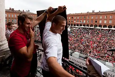 Vincent Clerc et Luke Burgess présentent le bouclier de Brennus aux supporters en 2012.