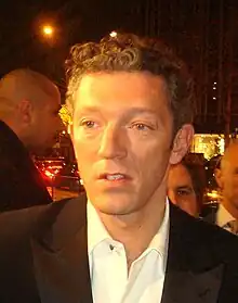 Vincent Cassel de face et de nuit dans la rue