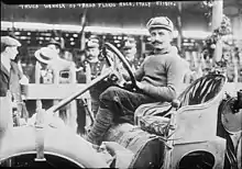 Photo de Vincenzo Trucco prenant la pose derrière le volant de son Isotta-Fraschini victorieuse en 1908.