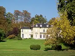 Le château de Saint-Firmin, propriété de l'Institut, au parc de Chantilly, près de la grande cascade.