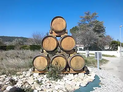 La pyramide de tonneaux à l'entrée du village.