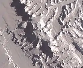 Image satellite du massif Vinson avec le mont Vinson au nord du plateau sommital et le glacier Thomas en bas à droite