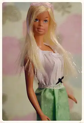 ...poupée Barbie (ici Barbie Malibu en 1971). Laquelle préférez-vous ? (Voir ici à la fin de la section « Double contrainte »).