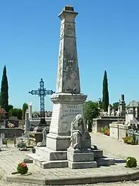 Monument aux morts dans le cimetière.
