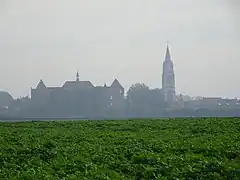 Paysage agricole de la commune. Au loin, La Bassée.