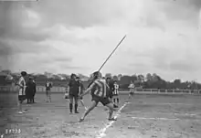 Photographie en noir et blanc d'une femme lançant un javelot.