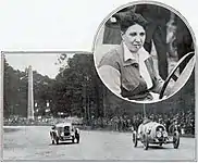 Violette Morris victorieuse du Bol d'or automobile en 1927 sur B.N.C. Rond-point de l'Obélisque en arrière plan.