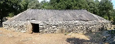 Extérieur de la cabane reconstituée.