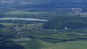 Vue depuis le col du Sapenay à l'est du village de Vions dominé par le Mollard de Vions.