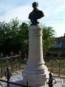Le buste du baron de Carayon-Latour face à l'église (sept. 2012)
