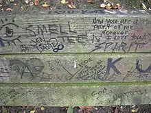 Un banc du Viretta Park de Seattle couvert de graffitis à la mémoire de Kurt Cobain.