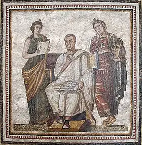 Portrait de Virgile, tenant un rouleau de parchemin montrant un vers de l'Enéide, avec les deux muses Clio et Melpomène à ses côtés.