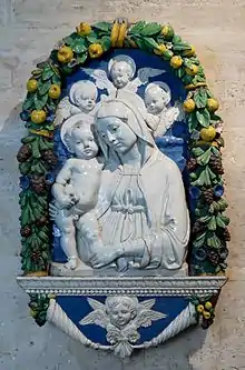 Vierge à l'Enfant accompagnée de trois chérubins en terracotta invetriata, d'Andrea della Robbia, musée du Louvre, Paris.