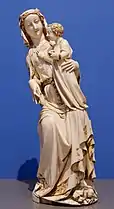 Salle 40. Femme de l'Apocalypse foulant un dragon, ivoire, Paris, vers 1320.