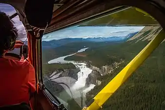 Les chutes et le cours supérieur de la Nahanni vus d'avion.