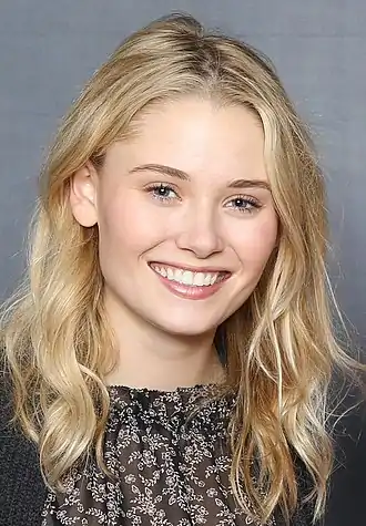 Virginia Gardner interprète Karolina Dean.