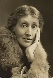 noir et blanc, V. Woolf encore jeune, longue chevelure, regard profond